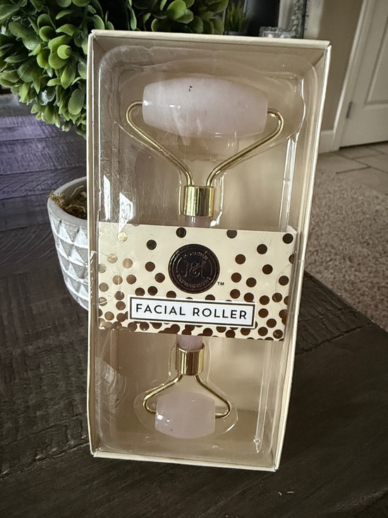 Modern Expressions Other - Facial Roller - Rose Quartz Pink